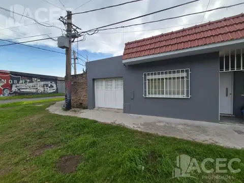 Santiago al 4800 - Casa al frente - Cochera - Jardín
