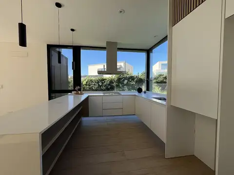 Casa 5 ambientes con 4 baños