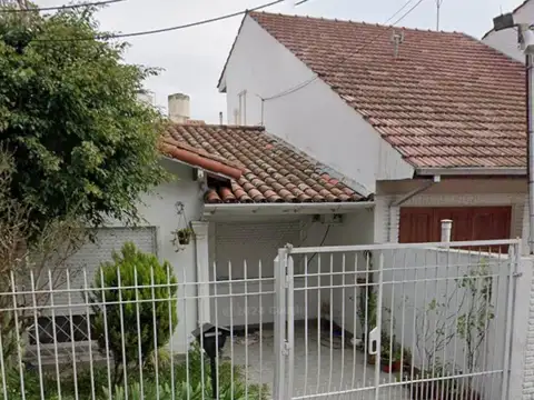 MARTINEZ - Alquiler Casa en Planta Baja, dos dormitorios, patio y terraza