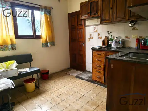 Casa 8 ambientes con 4 baños