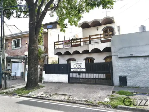 CASA MULTIFAMILIAR EN VENTA PARA ACTUALIZAR SOBRE GRAN LOTE. 3 VIVIENDAS. EXCELENTE UBICACIÓN.
