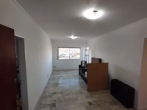 Departamento en venta DE TRES AMBIENTES CON COCHERA CUBIERTA AL FRENTE.-