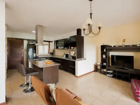 Casa 5 ambientes con 3 baños