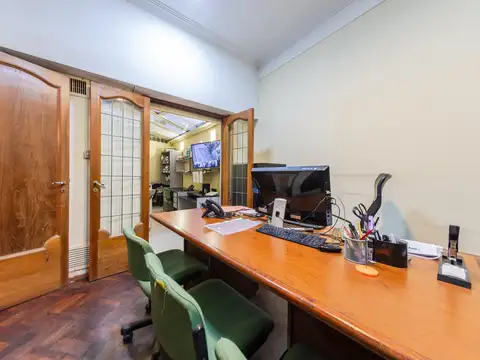 VENTA - CASA DE DOS DORMITORIOS CON PATIO - CENTRO RÍO