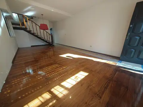 Casa en Alquiler con 1 cochera