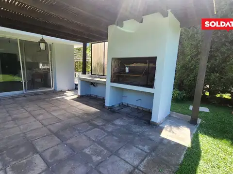 Villa olivos  moderna casa en  venta y alquiler . Lote central
