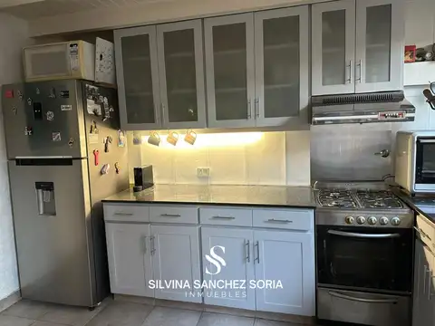 Casa en Alquiler con 2 cocheras