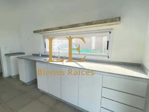 Casa 5 ambientes con 2 baños