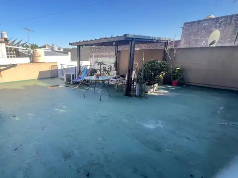 Venta departamento 3 ambientes al frente en PH con terraza propia en Lanús
