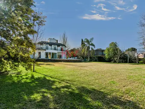 Casa en Venta con 6 cocheras