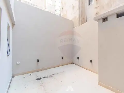 Monoambiente c/escritorio y patio a mts de Rambla