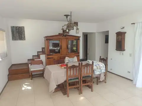 Casa 6 ambientes con 2 baños