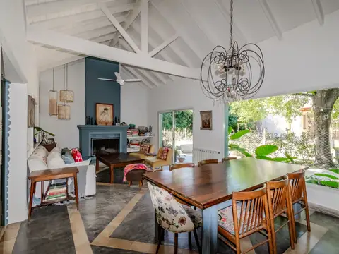 Casa en Venta con 3 cocheras