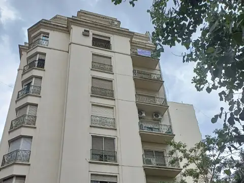 SEMIPISO DE 3 AMBIENTES CON BALCON  EN EDIFICIO DE CATEGORIA – PIAGGIO 106 – AVELLANEDA CEN