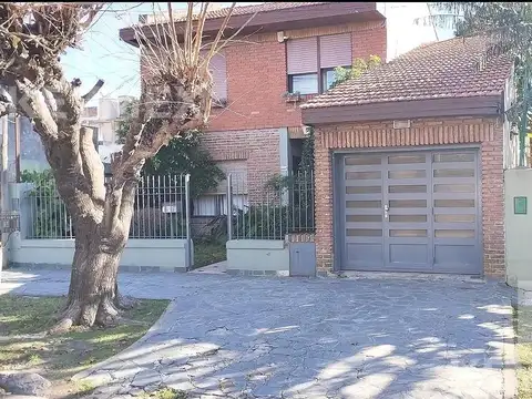 CASA 4 DORM. C/ PILETA COCHERA PARA 2 AUTOS