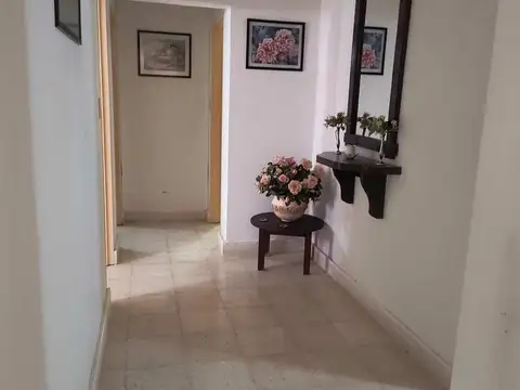 Casa 8 ambientes con 2 baños