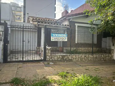 Chalet De 5 Ambientes a reciclar a pocas Cuadras Del Centro De Moron