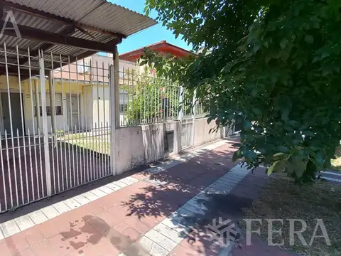 Venta de casa de 3 ambientes con cochera en Wilde