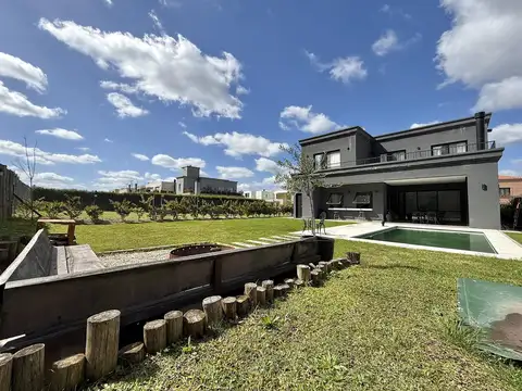CASA VENTA 5 AMBIENTES BARRIO PRIVADO SANTA ANA