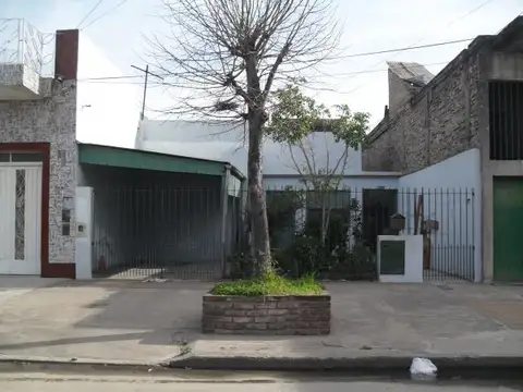 Casa para dos familias y galpon en muy buena ubicacion