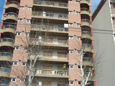 DOS AMBIENTES AL FRENTE, EDIFICIO CON SUM, PILETA, PARRILLA Y VIGILANCIA.