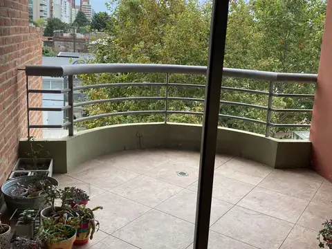 DOS AMBIENTES AL FRENTE, EDIFICIO CON SUM, PILETA, PARRILLA Y VIGILANCIA.
