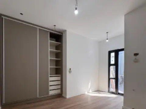 Venta PH 2 ambientes con patio. Zona Chauvín