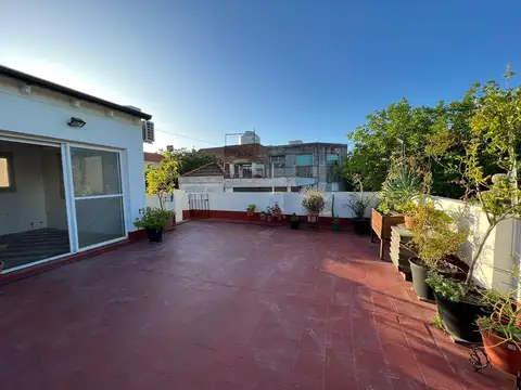Hermoso PH 3 ambientes balcón corrido al frente, terraza y  quincho con  toilette.