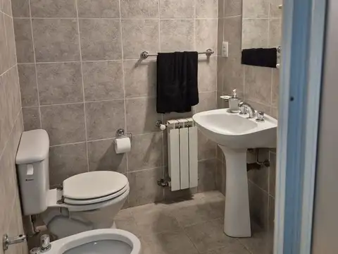 Casa 8 ambientes con 2 baños