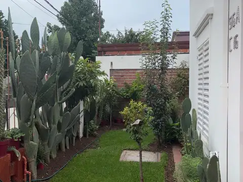 Casa 8 ambientes con 2 baños