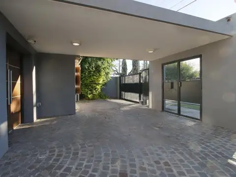Casa en Venta con 3 cocheras