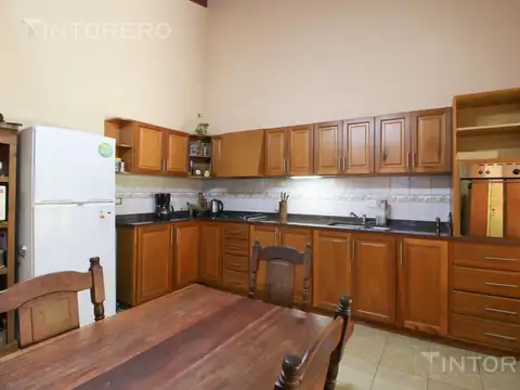 VENTA TERRENO CON CASA 7 AMBIENTES CON PARQUE, PILETA, QUINCHO Y COCHERA EN FLORENCIO VARELA