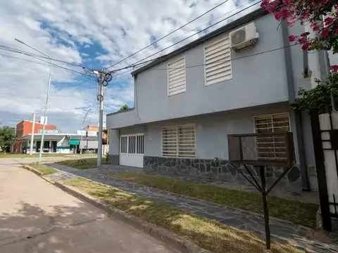 CASA DE 3 DORMITORIOS, PATIO Y COCHERA - B° LOYOLA