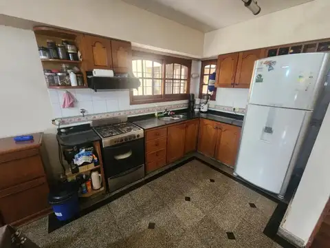 Av. Peron 3300 Casa 4 Dorm. con Pileta, Jardín y Cochera - Apto Credito - Financiacion | 206 m²...