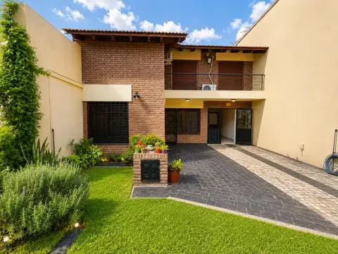 Av. Peron 3300 Casa 4 Dorm. con Pileta, Jardín y Cochera - Apto Credito - Financiacion | 206 m²...