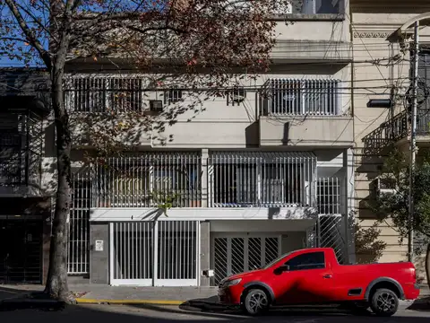 Otamendi al 200  Caballito Triplex c-ascensor 4 amb 3 bñs d-s gje 2 autos tzas VENTA