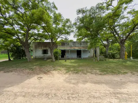 CASA CON LOCAL EN VENTA EN GOMEZ A REFACCIONAR