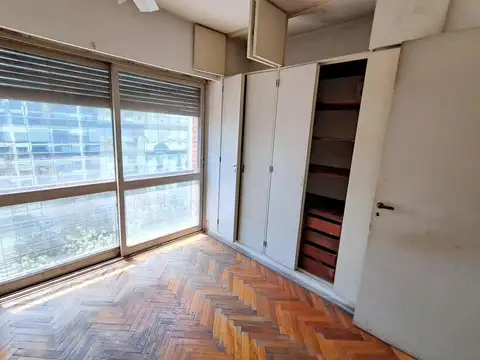 Vendo Centro: 2 Amb. Frte. Balcón. Cocina y baño. ¡Todo a refaccionar!