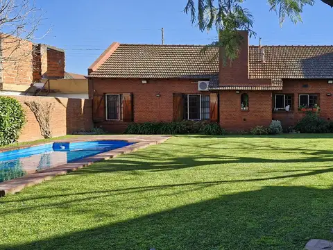 Venta casa 5 ambientes con jardín, pileta y quincho. Apto crédito. San Miguel
