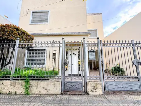 Casa en venta de 5 habientes calle 135 e/ 62 y 63  Los Hornos La Plata