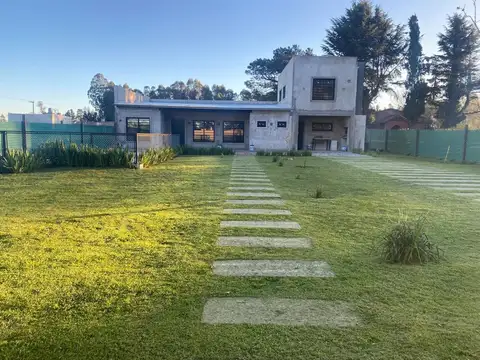 Casa 5 ambientes con 3 baños