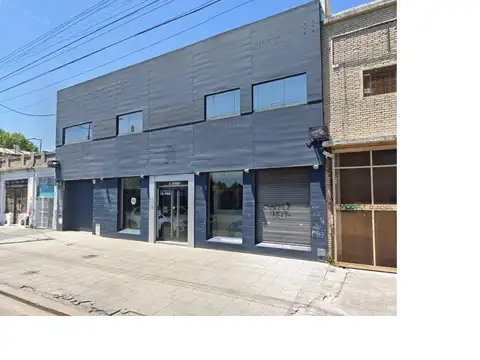 Excelente local sobre Av Rivadavia. Gran vidriera, depósito, oficinas. Lote propio. Para grandes empresas