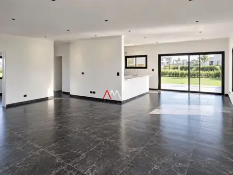 Casa en Venta con 3 cocheras
