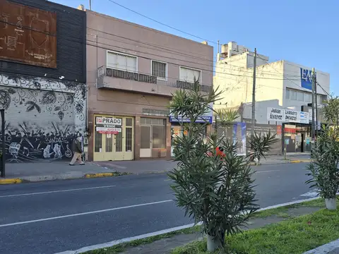 Avenida Hipólito Yrigoyen 3600, Piso PB