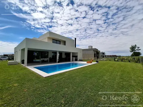 Casa 5 ambientes con 4 baños