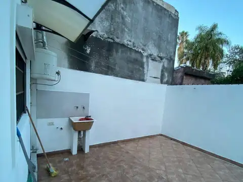 ALQUILER TRIPLEX 4 AMBIENTES CON COCHERAS Y PATIO