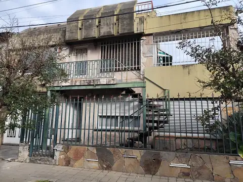 Venta Casa 4 dormitorios en 2 plantas con cochera - Roque Saenz Peña, Rosario