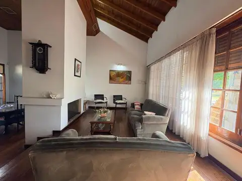Casa en Alquiler con 1 cochera