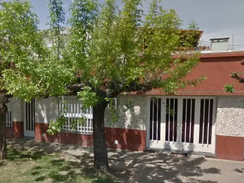 Casa de dos dormitorios y cochera en alquiler en Tiro Suizo