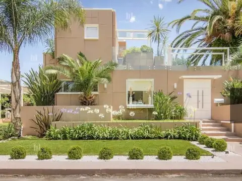 IMPECABLE- Dos plantas - 3 dormitorios  - Gran quincho Vidriado - Excelente parque y piscina -